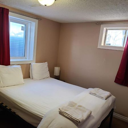 Cozy Home With Comfortable Beds And Fully Equipped Kitchen 15 Mins Drive From Airport, Downtown, Sait And U Of C And 80 Min Drive To Banff YYC Екстериор снимка