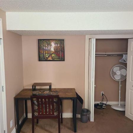 Cozy Home With Comfortable Beds And Fully Equipped Kitchen 15 Mins Drive From Airport, Downtown, Sait And U Of C And 80 Min Drive To Banff YYC Екстериор снимка