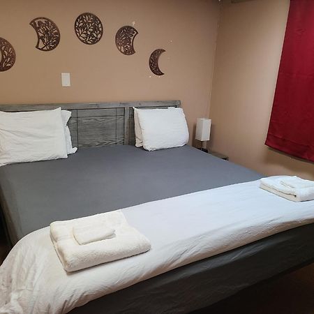 Cozy Home With Comfortable Beds And Fully Equipped Kitchen 15 Mins Drive From Airport, Downtown, Sait And U Of C And 80 Min Drive To Banff YYC Екстериор снимка