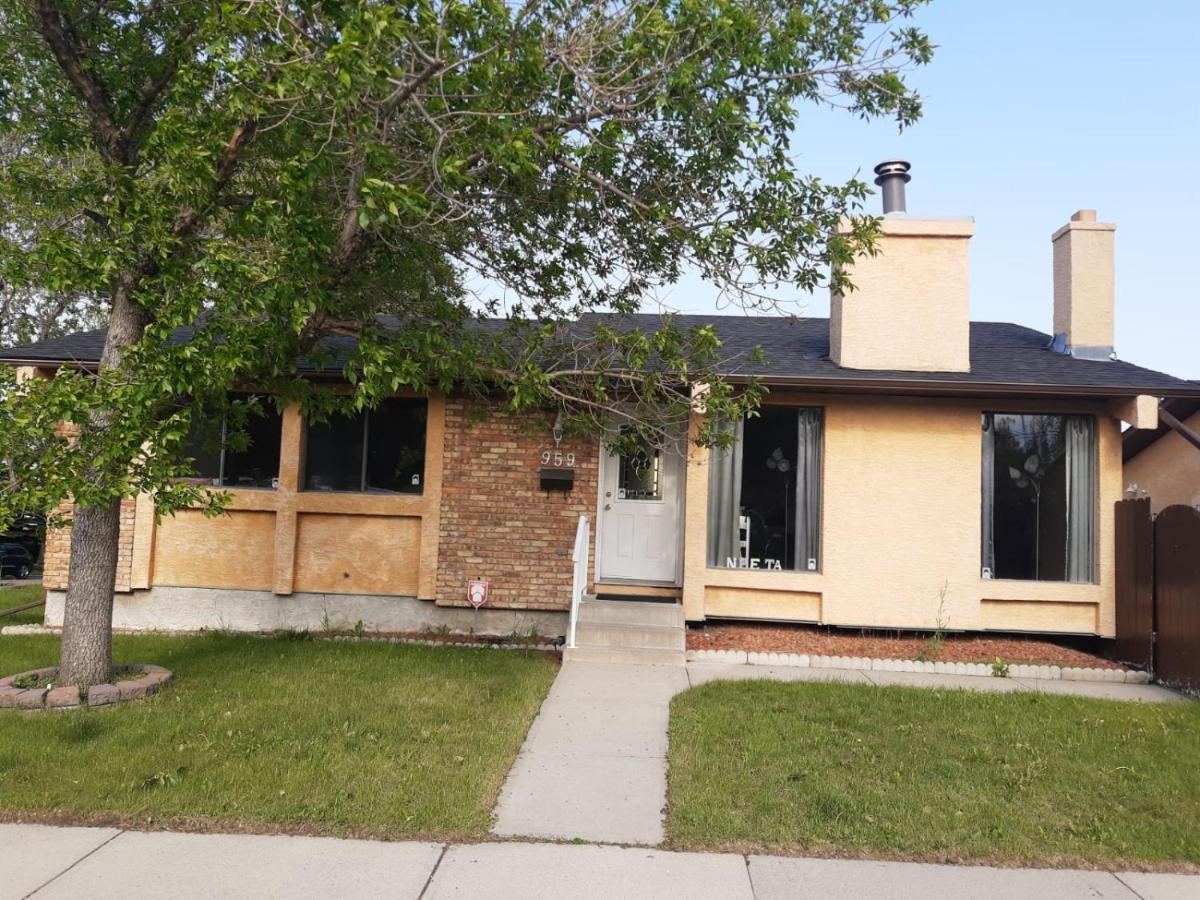 Cozy Home With Comfortable Beds And Fully Equipped Kitchen 15 Mins Drive From Airport, Downtown, Sait And U Of C And 80 Min Drive To Banff YYC Екстериор снимка