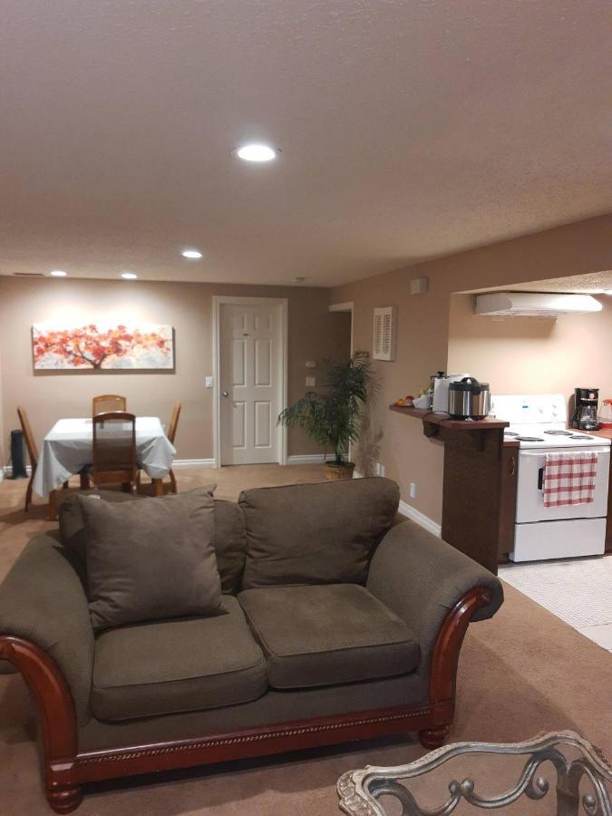 Cozy Home With Comfortable Beds And Fully Equipped Kitchen 15 Mins Drive From Airport, Downtown, Sait And U Of C And 80 Min Drive To Banff YYC Екстериор снимка