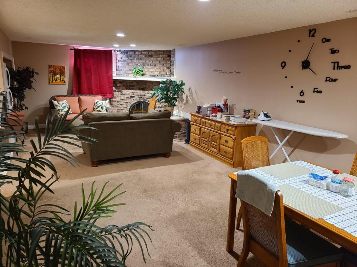 Cozy Home With Comfortable Beds And Fully Equipped Kitchen 15 Mins Drive From Airport, Downtown, Sait And U Of C And 80 Min Drive To Banff YYC Екстериор снимка