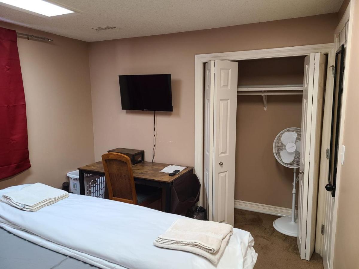Cozy Home With Comfortable Beds And Fully Equipped Kitchen 15 Mins Drive From Airport, Downtown, Sait And U Of C And 80 Min Drive To Banff YYC Екстериор снимка