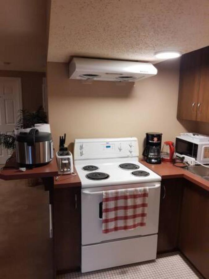 Cozy Home With Comfortable Beds And Fully Equipped Kitchen 15 Mins Drive From Airport, Downtown, Sait And U Of C And 80 Min Drive To Banff YYC Екстериор снимка