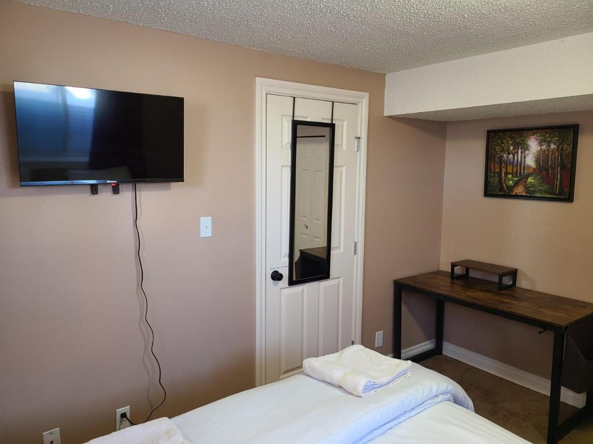 Cozy Home With Comfortable Beds And Fully Equipped Kitchen 15 Mins Drive From Airport, Downtown, Sait And U Of C And 80 Min Drive To Banff YYC Екстериор снимка