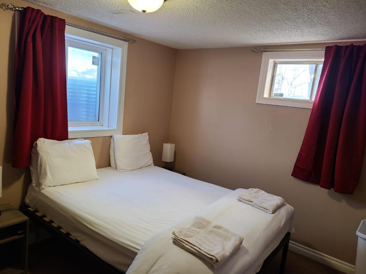 Cozy Home With Comfortable Beds And Fully Equipped Kitchen 15 Mins Drive From Airport, Downtown, Sait And U Of C And 80 Min Drive To Banff YYC Екстериор снимка