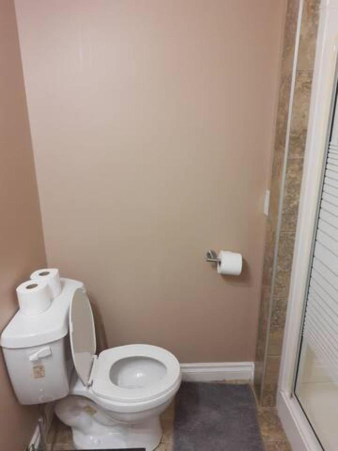 Cozy Home With Comfortable Beds And Fully Equipped Kitchen 15 Mins Drive From Airport, Downtown, Sait And U Of C And 80 Min Drive To Banff YYC Екстериор снимка