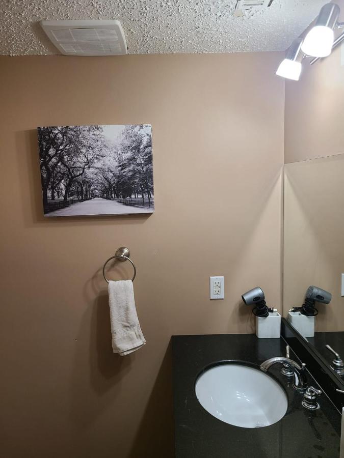 Cozy Home With Comfortable Beds And Fully Equipped Kitchen 15 Mins Drive From Airport, Downtown, Sait And U Of C And 80 Min Drive To Banff YYC Екстериор снимка