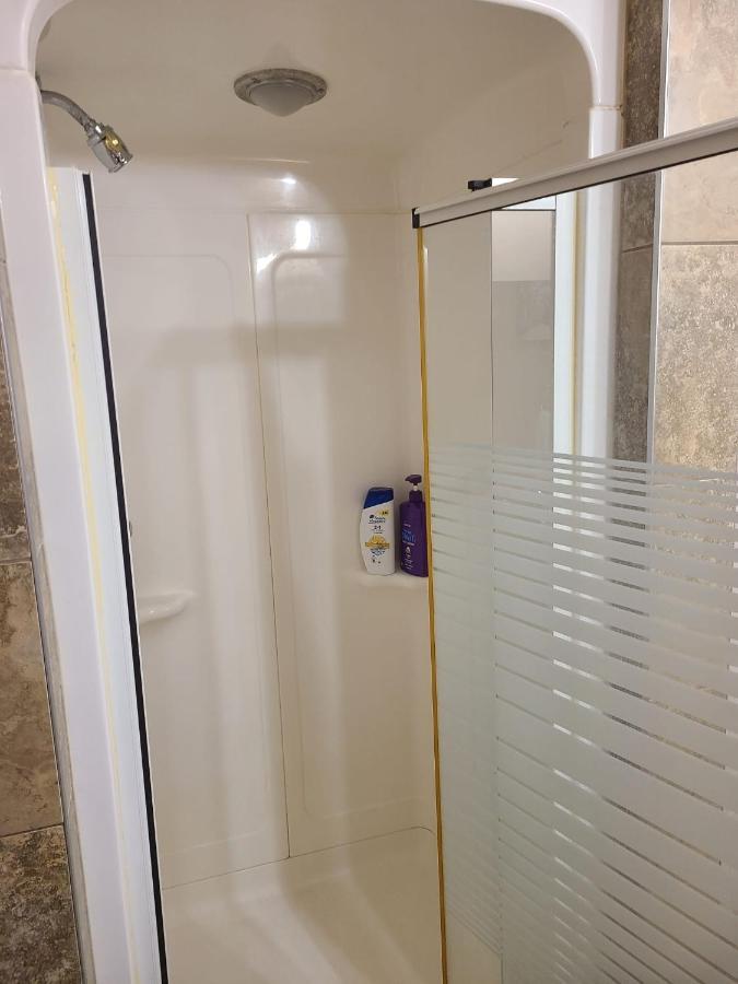 Cozy Home With Comfortable Beds And Fully Equipped Kitchen 15 Mins Drive From Airport, Downtown, Sait And U Of C And 80 Min Drive To Banff YYC Екстериор снимка