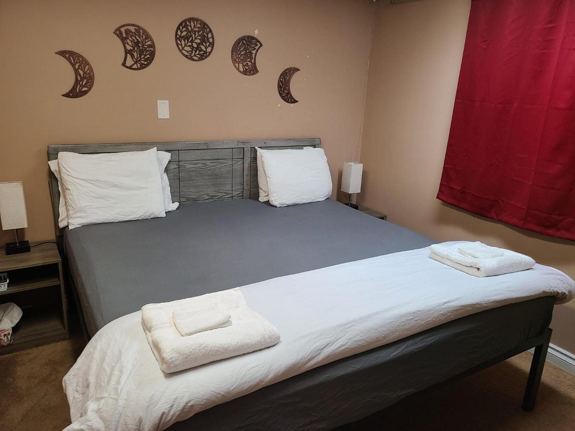 Cozy Home With Comfortable Beds And Fully Equipped Kitchen 15 Mins Drive From Airport, Downtown, Sait And U Of C And 80 Min Drive To Banff YYC Екстериор снимка
